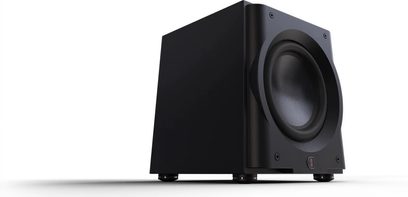 Subwoofer Perlisten R10s, vista angolare in basso a sinistra, cabinet cubico nero, altoparlante circolare frontale, piedini discreti