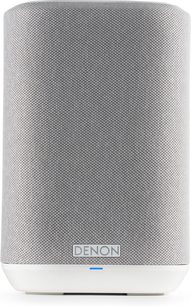 Witte Denon Home 150 slimme speaker, vooraanzicht, lichtgrijze stoffen grille en witte basis met Denon-logo en blauwe LED