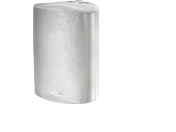 Cassa da esterno Paradigm Stylus 470 bianca, vista frontale con leggera prospettiva, griglia perforata che copre la superficie anteriore, corpo rettangolare con bordi arrotondati, logo visibile in basso