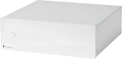 Amplificator hi-fi Pro-Ject Amp Box DS2 negru, vedere frontală din unghi, carcasă dreptunghiulară cu buton discret