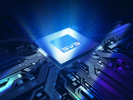 Vinkelvisning af en lysende blå mikroprocessor på et bundkort med trykte kredsløb og geometriske mønstre