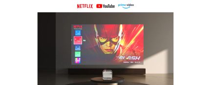 Witte projector op ronde tafel, afbeelding van superheld geprojecteerd op grijze muur, logo's van Netflix, YouTube, Prime Video bovenaan