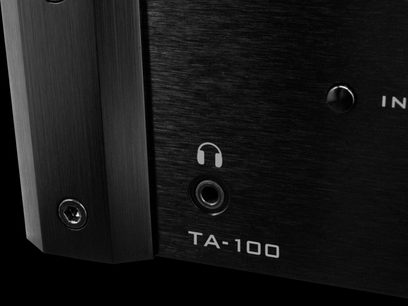 Emotiva BASX TA-100 stereo hi-fi forstærker, frontpanel i børstet sort aluminium med hvide indskrifter og jackstik