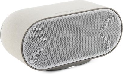 Hvid Denon Home 600 smart-højttaler i stof med oval metalfront, set i trekvart profil