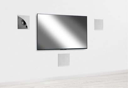 Enceinte encastrable murale PMC Ci30 noire, vue de face, avec grille métallique carrée et écran plat rectangulaire