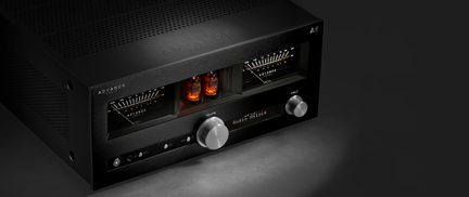 Sort Advance Paris hi-fi-rørforstærker set fra trekvart vinkel med analoge vu-metre og sølvfarvede betjeningselementer