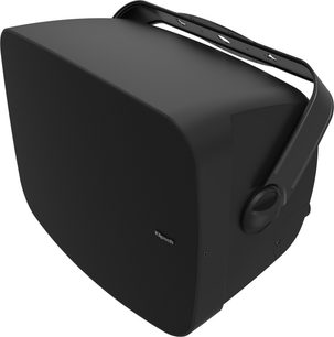 Diffusore da esterno Klipsch PSM-800-T nero con griglia frontale e supporto a parete vista di tre quarti