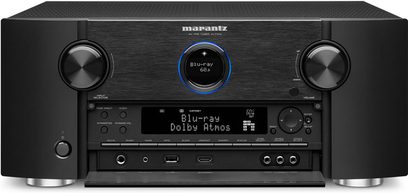 Marantz AV7704 sort hjemmebiografsforstærker, set forfra, blå skærm "Blu-ray Dolby Atmos", knapper og stik på forsiden