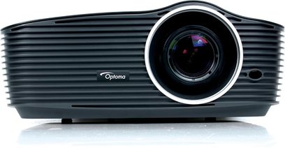 Optoma HD36 sort videoprojektor, tæt forfra, linsen i midten omgivet af ventilationsriste