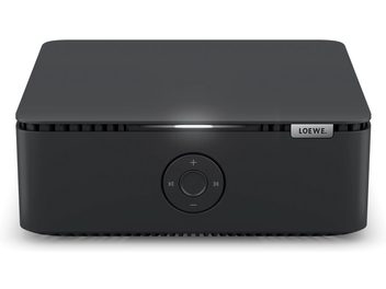Siyah Loewe multi.room amp stereo entegre amplifikatör, yuvarlatılmış köşeli kompakt kasa, ortada merkezi kumandayla önden görünüm