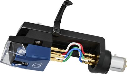 Sidevisning af pickup monteret på Audio Technica AT-VM520xEB/H pickuphus, sort og blå plastkabinet med gennemsigtigt dæksel, guldbelagte stik og flerfarvet intern kabling, sort løftearm og sølvfarvet cylindrisk metalbase