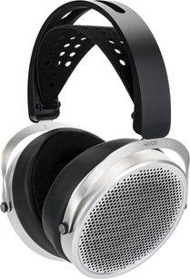 Atviras Hifiman HE600 ausinių garso klausymai, sidabrinė metalinė konstrukcija, juodi paviršiai, tinklelinės ausinės, perforuota viršutinė dalis, 3/4 vaizdas