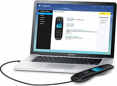 Logitech Harmony Touch universal fjernbetjening med farvetouchskærm, tastatur og touchpad, vist åben på en bærbar computer, der viser dens konfigurationsgrænseflade