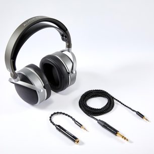 Geschlossener, kabelgebundener HiFi-Kopfhörer Audeze LCD-S20 in Metallgrau und Schwarz, mit mattem Aluminium-Kopfbügel und -Bügelarmen, ohrumschließenden Polstern aus Kunstleder, in Dreiviertelansicht von vorn, geliefert mit abnehmbarem, geflochtenem Audiokabel und vergoldetem Klinkenadapter