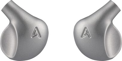 Slušalke Astell&Kern LUNA v srebrno sivi barvi, ergonomski ohišji z reliefnim logotipom A, zunanji pogled na par