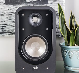 Polk Audio S20 sort bogreolhøjttaler, set forfra, med synlige mellemtone- og diskanthøjttaler og knapper på forsiden