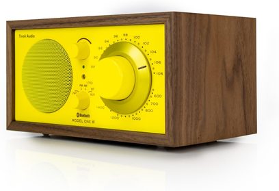 Radio Tivoli Model One BT gialla, custodia in legno, altoparlante circolare, grande quadrante, vista da tre quarti anteriore destra