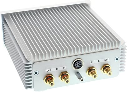 Sidabrinis Transrotor Phono III fonopreamplifikatorius iš aliuminio, matomas iš trijų ketvirčių kampo, kompaktiškas korpusas su dideliu radiatoriumi su briaunelėmis viršuje ir šonuose, priekinėje pusėje – keturios paauksuotos RCA jungtys, centrinė DIN jungtis ir mažas selektorius.
