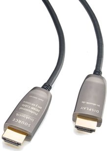 To metalgrå HDMI-stik forbundet med et sort kabel, tæt forfra-perspektiv