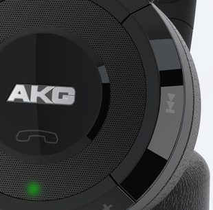 Sort AKG K830BT hovedtelefon, venstre sidevisning, rund ørepude med hvidt AKG-logo, polstret hovedbøjle, synlige stik og knapper