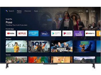 TCL 55C721 tv der viser Google Play-grænsefladen med miniaturebilleder af apps og indhold, 4 personer på skærmen, set forfra