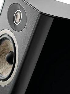 Sloupcový reproduktor Focal Aria Evo K2 v černé lakové úpravě, detailní pohled na přední stranu, viditelný výškový reproduktor a středový reproduktor