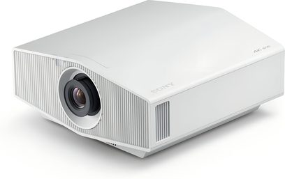 Sony VPL-XW5000ES witte videoprojecteur, licht schuin vooraanzicht, lens aan de linkerkant, ventilatieopeningen aan de bovenkant en rechterzijkant