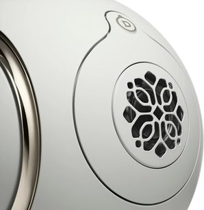 Trådløs høyttaler DEVIALET Phantom Ultimate 98 dB hvit matt, nærbilde fra siden, mønstret grille, gullfarget metallring