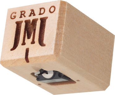 Gramofonová přenoska Grado JM Opus 3 ze světlého dřeva, s vyrytým nápisem "GRADO JMI" na boku, umístěná na dřevěném podstavci