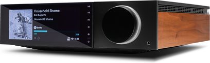 Cambridge Audio EVO 150 svart hi-fi stereoanlegg, frontvisning, skjerm som viser "Household Shame" av Kid Kapichi, sølvfarget dreieskive