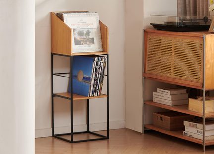Schrank für Schallplatten aus hellem Holz und schwarzem Metall, zweistöckig, Schallplatten sichtbar, Dreiviertelansicht