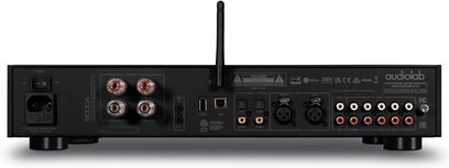 Stereoinen integroitu hi-fi-vahvistin Audiolab 9000A takaa katsottuna, liittiminä RCA, XLR, koaksiaali, optinen, USB, antenni ja kytkin