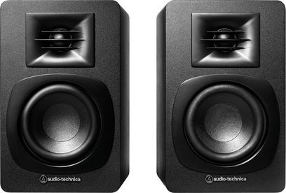 Bezdrátové připojené reproduktory Audio Technica AT-SP3X, pohled zepředu, 2 černé jednotky, kruhové reproduktory, horní mřížky
