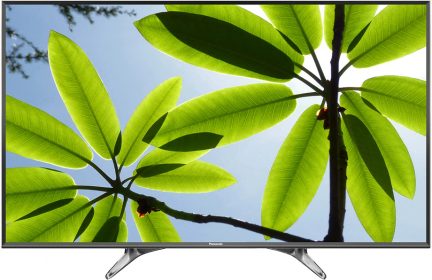 Televisão de tela plana exibindo uma imagem aproximada de folhas verdes em um fundo azul claro