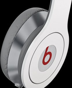 Hvid Beats Solo HD hovedtelefoner, set fra venstre profil, ovale ørekopper, polstret hovedbøjle, rødt "b"-logo på ørekop