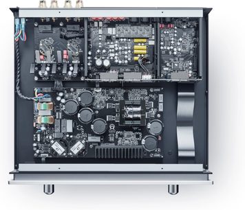 Ampli hi-fi stereo Primare I35 DAC DM36 černý, pohled zepředu na vnitřek, elektronické obvody a součástky na kovovém šasi