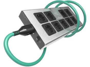 Multiprise V5 Corvus + EVO3 Initium 1,5m, 9 gniazd, zielony kabel, srebrna obudowa, czarny przełącznik, widok perspektywiczny