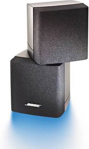 Kompakte Bose Acoustimass 10 høyttalere i svart, sett forfra og fra siden, kubisk form, hvitt logo på frontpanelet
