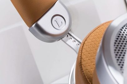 Sølvfarvet Hifiman Deva hovedtelefoner, nærbillede af lysebrune runde ørepuder, lysebrunt polstret hovedbånd