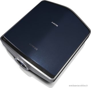 Sony VPL-VW200 videoprojektor i mørkeblå, set ovenfra, forfra med Sony-logo, linse forskudt mod højre
