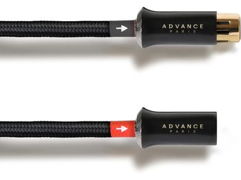 Czarny kabel audio XLR Advance Paris, oplot z nylonowej plecionki, matowoczarne metalowe złącza ze złoconymi stykami, z szarą i czerwoną obrączką oraz strzałką kierunkową, zbliżenie z boku