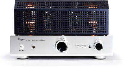 Frontvisning af en Cayin CS-805A sølv stereo integreret rørforstærker med børstet aluminiumfront, udstyret med to store runde potentiometre, en oplyst tænd/sluk-knap og et hovedtelefonstik, glødende rør beskyttet af et sort perforeret metalgitter