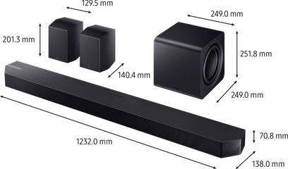 Schwarze Samsung HW‑Q995F Soundbar mit strukturierter Metallabdeckung, Dreiviertelansicht mit mattschwarzem, würfelförmigem Subwoofer mit seitlichem Woofer und zwei passenden kompakten Surround-Lautsprechern