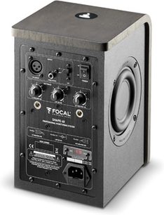 Monitorovací reproduktor Focal Shape 40 v tmavém ořechu, pohled zepředu, s reproduktory, tlačítky a konektory na předním panelu