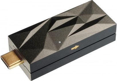 Condizionatore di rete iFi Audio iSilencer Max, vista prospettica, forma rettangolare, superficie testurizzata, connettore USB dorato