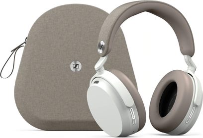 Balts Sennheiser Momentum 5 hi-fi austiņu komplekts ar gaiši bēšiem ausu spilventiņiem un pieskaņotu pārnēsāšanas futrāli