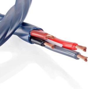 Inakustik S25 425 luidsprekerkabel close-up van blauwe mantel en multidraads geleiders rood zwart en grijs
