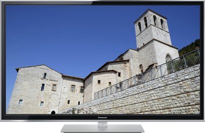 Panasonic TX-P55ST60E-tv, der viser et billede af en fleretagers stenbygning med et firkantet tårn og vinduer, set forfra