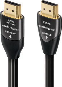 Twee zwarte Audioquest Pearl Active HDMI-kabels met vergulde HDMI-connectoren, één met de aanduiding "DISPLAY" en de andere met "SOURCE"