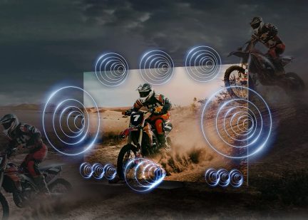Motocyklisté na terénních motocyklech v poušti, obklopení namodralými světelnými kruhy, pohled zepředu z podhledu